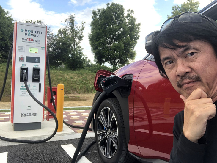 浜松SAの充電スポットで「トヨタbZ4X」にチャージ中の筆者。最大出力150kWの急速充電器は、今では感動モノだが10年もたてば時代遅れになっているに違いない。