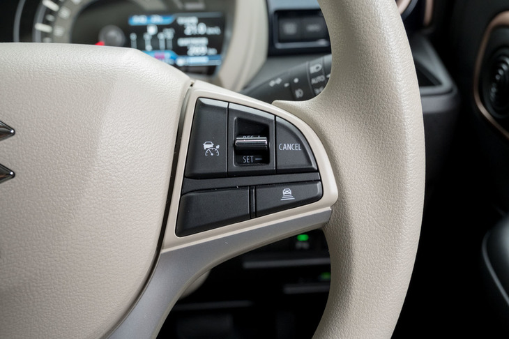 メーカー自ら「シティーユースをメインに想定した」と語る「ワゴンRスマイル」だが、上位2グレードには高速道路で重宝するアダプティブクルーズコントロールがオプションで用意される。