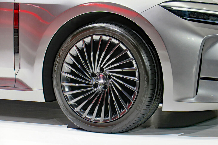 トヨタ・クラウン セダン（タイヤ＆ホイール）