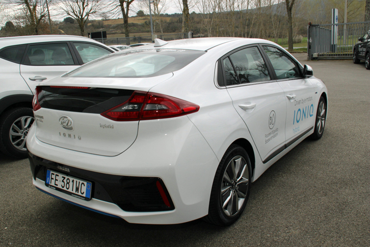 「アイオニック ハイブリッド」の燃費は欧州複合モードで1リッターあたり25.6kmと、「プリウス」より劣る。