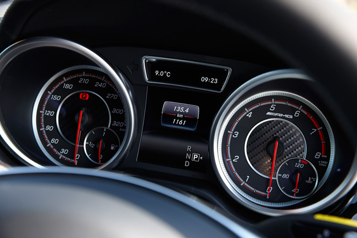 カーボン調の装飾が施された2眼式のメーター。速度計の目盛りは320km/hまで刻まれている。