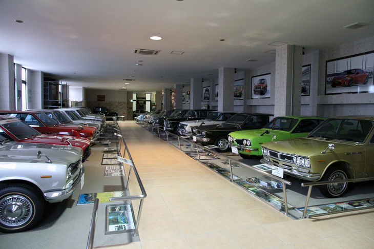 自動車博物館は3階建てで、各フロアに「ユニークな軽自動車」「昭和を支えた一般ファミリーカー」「憧れのスポーツカー」というテーマに沿ってカテゴライズしたモデル計95台を展示。これは昭和を支えた一般ファミリーカーのフロア。