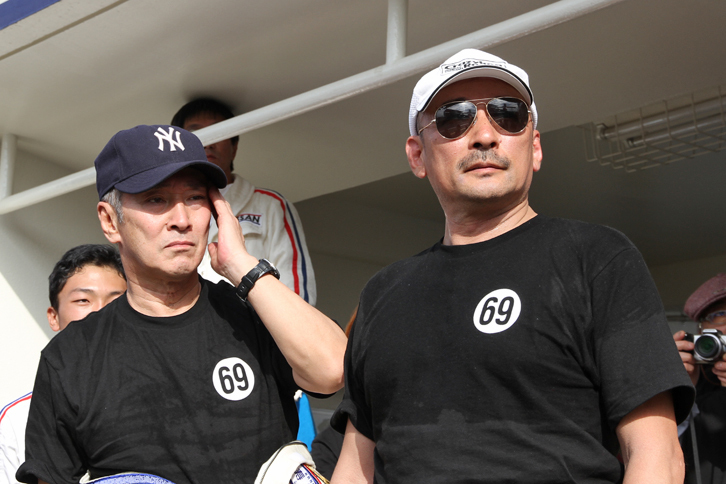 内田さんの走りを真剣な表情で見守る桑島さんと剣さん。