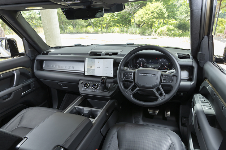 全長が5275mmもあるため後ろは果てしなく長く感じるが、前方視界のよさはまさにクロスカントリービークル。ダッシュボードからドアトリムまで上端がフラットに合わせてあるため、車体の傾きを感じとりやすい。