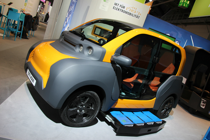 主にIT企業やスタートアップ企業を集めたパビリオン「ニューモビリティー・ワールド」にて。カートリッジ式バッテリーはこれまでもさまざまなショーで提示されてきたが、今回もドイツのIKT社が写真の「eタクシー」で提案した。カートリッジ1個の重量は約10kgである。