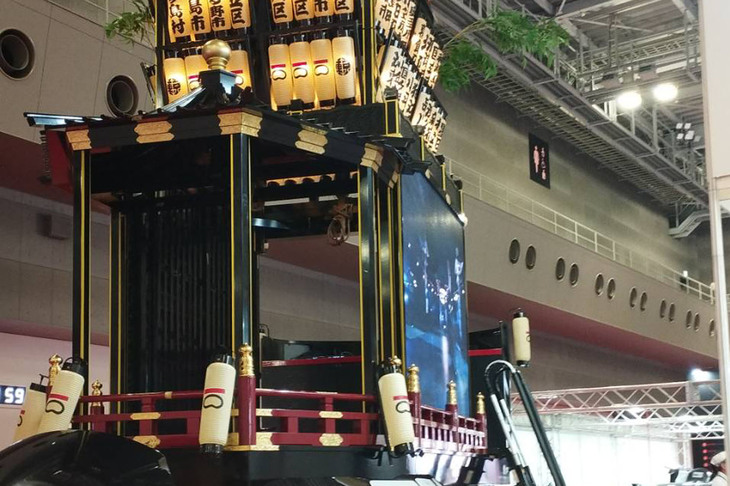 「ツナグルマ」の正面には、おはやし隊が演奏を行うブースも設けられている。