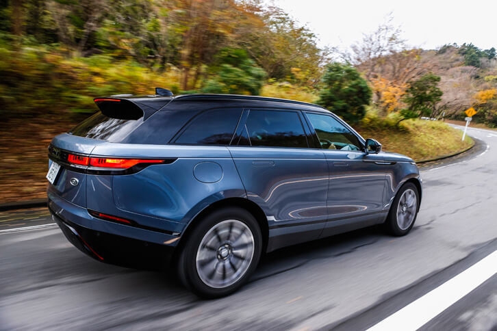 電子制御エアサスペンションシステム搭載モデルでは、速度や路面状況に合わせて自動的に車高調整を行う。