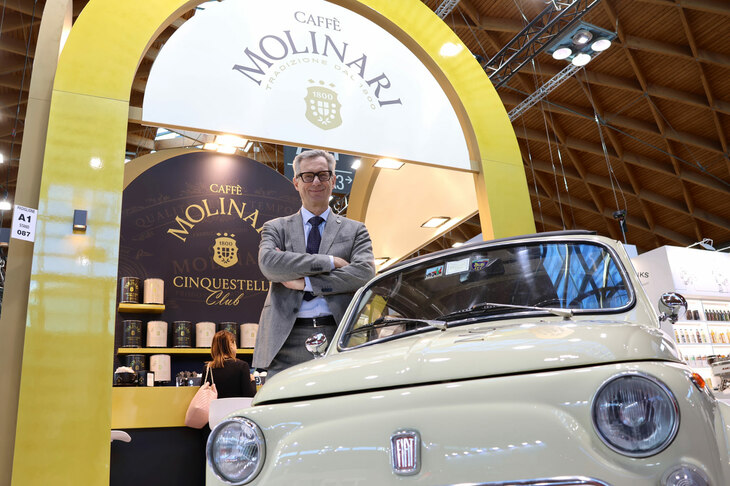 フィアットの“ヌオーヴァ500”をアイキャッチに据えていたのは、モデナのコーヒー豆ブランド、モリナーリ。1800年の創業で、かつては旧イタリア王室御用達であった。写真のジュゼッペ・モリナーリ氏は6代目当主。