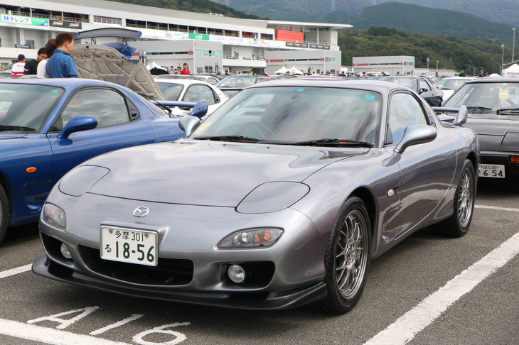 「RX-7」最後の限定車「スピリットR」を発見。3タイプが用意され、全1500台が限定発売された。最も硬派な「Aタイプ」はレカロ製専用レッドフルバケットシートを装着していた。当時の価格は399万8000円。唯一無二のスポーツカーがこの価格で手に入った当時の日本は、かなり恵まれていたといえるだろう。