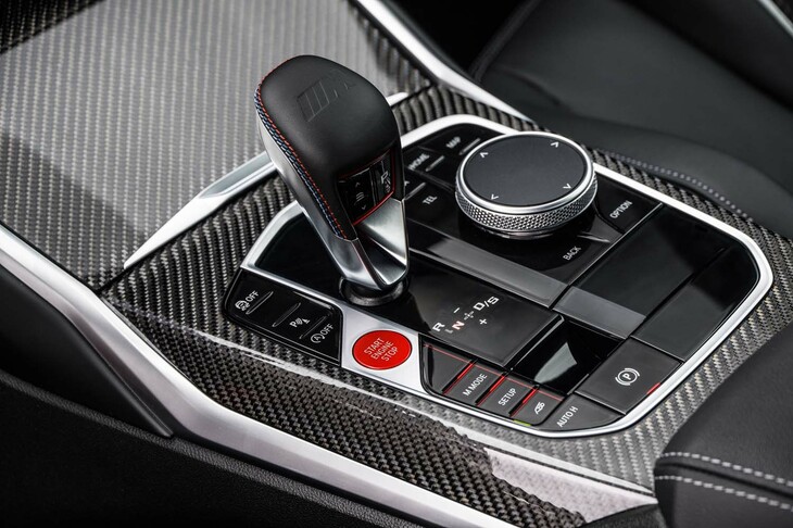 トランスミッションは6段MTのほかに8段AT（写真）も選べる。パーキングブレーキスイッチやインフォテインメントシステムの操作デバイスなど、シフトノブ周辺のレイアウトは両仕様で若干異なる。