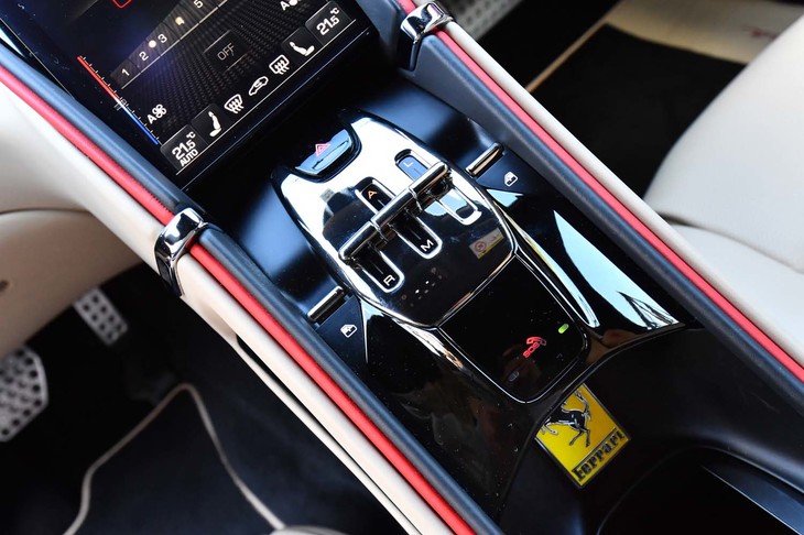 MT車のシフトゲートを思わせるデザインの電気式シフトセレクター。操作時にはゲート部にランプがともる。その下方に収まっているのはキーフォブ。