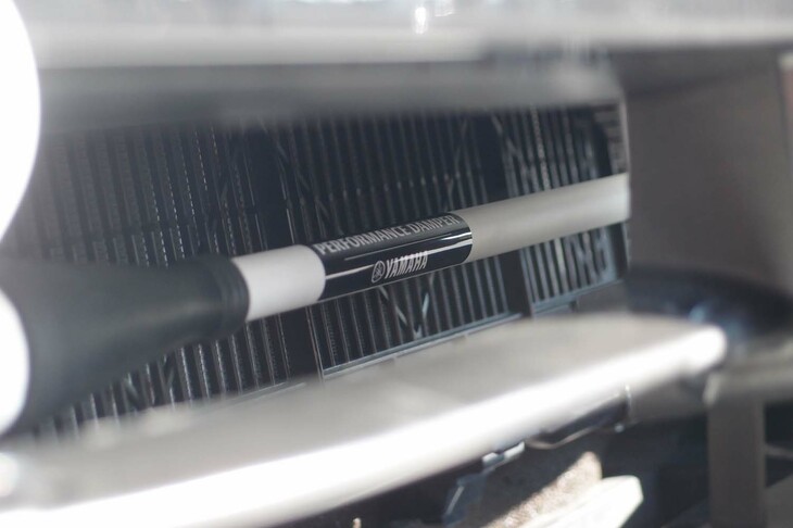 パフォーマンスダンパーは、車体の主要構造体の2点間に装着することで効果を発揮する。写真は「セレナ」に取り付けられた2本のうちのフロント側。グリルの奥にその姿が見える。