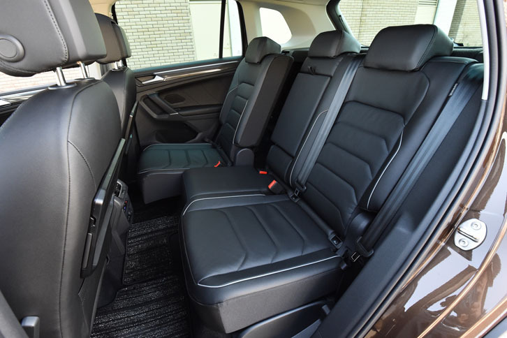 後席にはスライド機構が備わる。前後に180mmのスライドが可能。