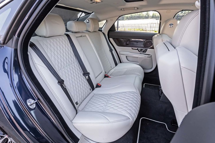 3030mmというロングホイールベースの恩恵で、後席の居住空間は十分な広さを確保。前席同様、ダイヤモンドカットと呼ばれるシート表皮デザインを採用する。