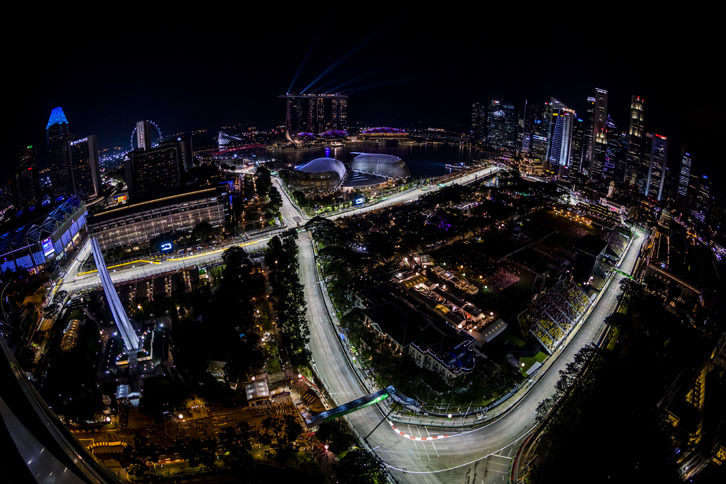 元祖F1ナイトレース、シンガポールGPは今年で10年目。きらびやかな大都市の夜景をバックに行われるレースには毎年多くの観客が詰めかけ、いまやアジアの顔として認知されているまでになった。先輩格のマレーシアGPが観客数減で今季限りになるのとは対照的に、シンガポールGPは2021年までの開催が決まっている。（Photo=Red Bull Racing）