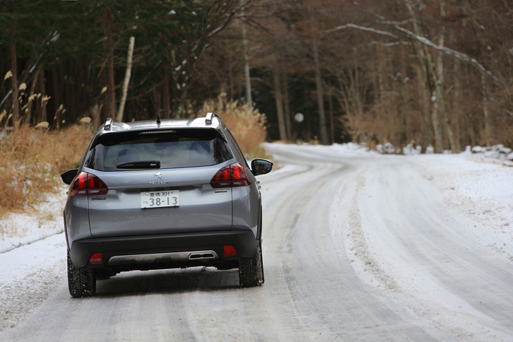 雪道でも期待以上のグリップ力を発揮する「ベクター4シーズンズ」。コーナリングで違和感を覚えることはなく、ブレーキの利きも十分だ。