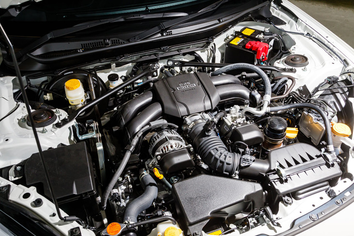 2.4リッター水平対向4気筒エンジンは最高出力235PSと最大トルク250N・mを発生。ここは変更なし。