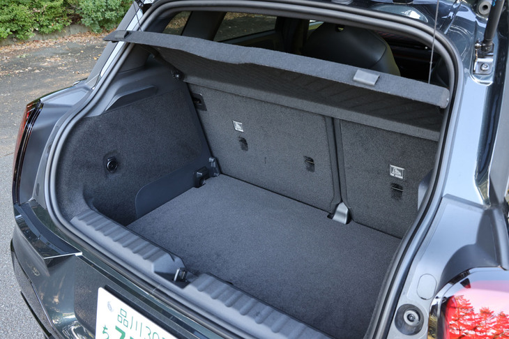 後席使用時の荷室容量は300リッター。リアシートの背もたれを前方にすべて倒せば、最大1005リッターに拡大できる。テールゲートの開閉は手動式。