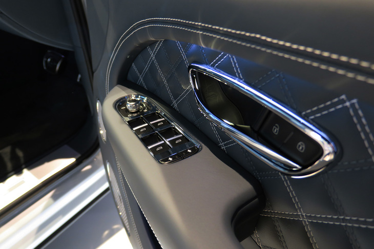 ベントレー・ベンテイガ ハイブリッド（フロントドアコンソール）