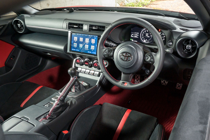 この赤×黒のインテリアは「RZ」専用色（黒のみも選べる）。ステアリングホイールやシフトブーツなどに赤いステッチがあしらわれる。