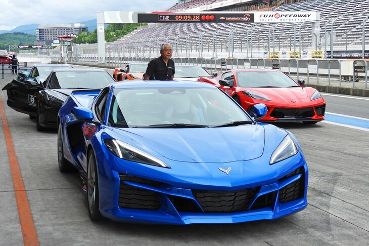 デモランのためにピットレーンに出る「シボレー・コルベットE-Ray」。