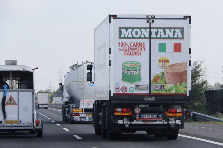 （写真F）。コンビーフのモンターナのトラックでは100％イタリア産肉使用が強調されている。ちなみに、左の馬匹運搬用トレーラーからは尻尾だけが垂れている。