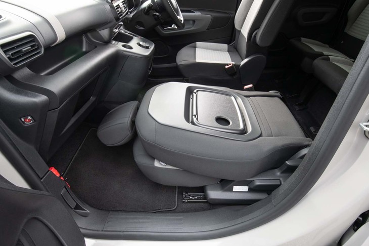 助手席を前に倒すことで、長い荷物を積み込める。この構造のため助手席にはハイトアジャスターが備わらない。