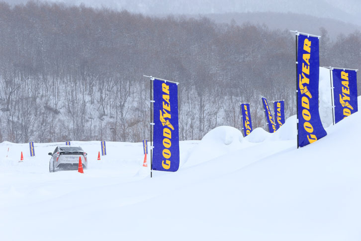 テストコースに立てられたグッドイヤーののぼり。同社は1977年に初のオールシーズンタイヤ「ティエンポ」を発売。40年にわたりオールシーズンタイヤの開発に取り組んできた。