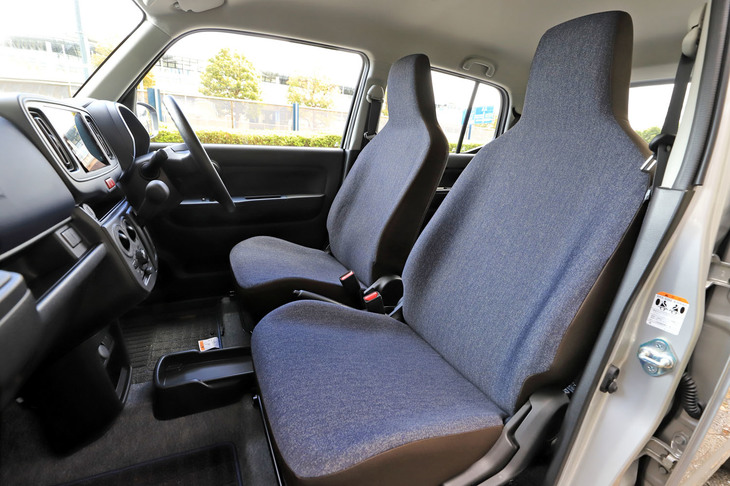 ヘッドレスト一体型の、ブルーのファブリックシート。「A」にはシートハイトアジャスターが装備されず、ドライバーの体形によっては適切な運転姿勢をとるのに苦労するかもしれない。