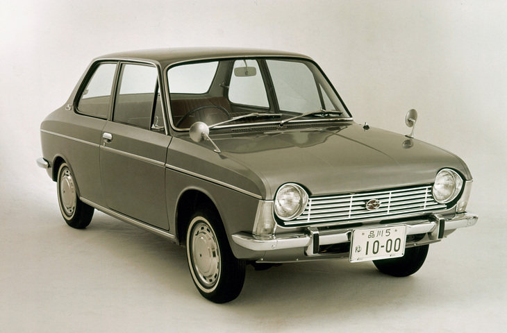 「スバル1000 2ドア スーパーデラックス」。スバル1000は1966年に4ドアセダンのみでデビュー、翌1967年に2ドアセダンが追加された。