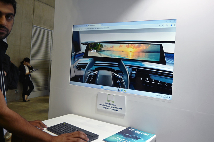 ヴァレオの「SDVエコシステム」のデモンストレーション。生成AIに文字ベースでリクエストして生成した海辺の画像を、メインのディスプレイに反映するというものだ。