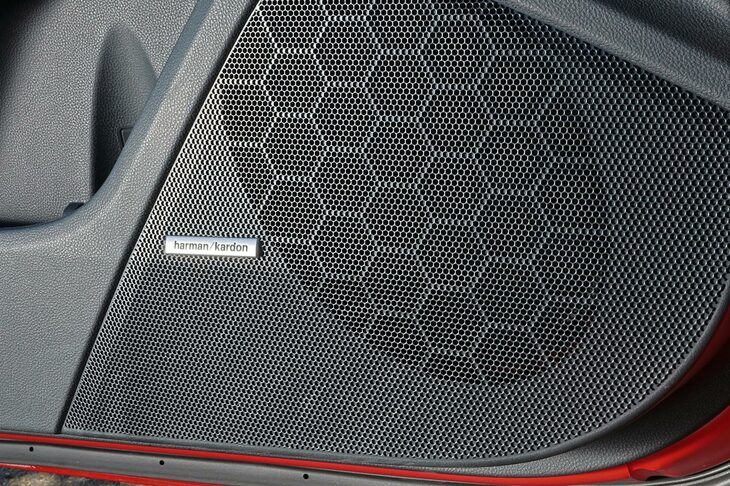 オーディオにharman/kardonのサウンドシステムが標準で採用されるのも「レヴォーグ レイバック」の特徴。ベースとなる「レヴォーグ」より、車内の静粛性も向上しているという。