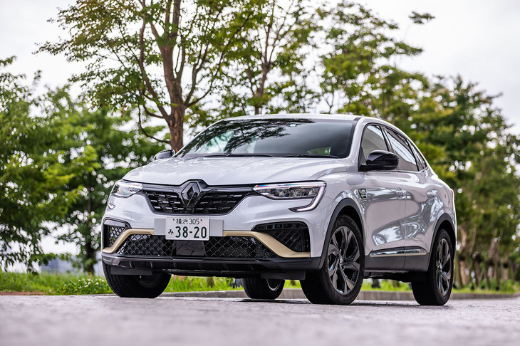 2023年5月11日に発売された「ルノー・アルカナ」の新グレード「E-TECHエンジニアード」に試乗。「ウォームチタニウム」カラーが用いられた専用の内外装デザインや、BOSEサウンドシステムの採用が特徴となる。車両本体価格は469万円。