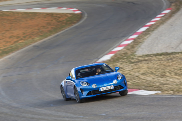 サーキットでは軽量ミドシップカーらしく軽やかなフットワークを披露。姿勢変化を誘うとリアがじわりと流れてニュートラルステアのスタンスを維持する。