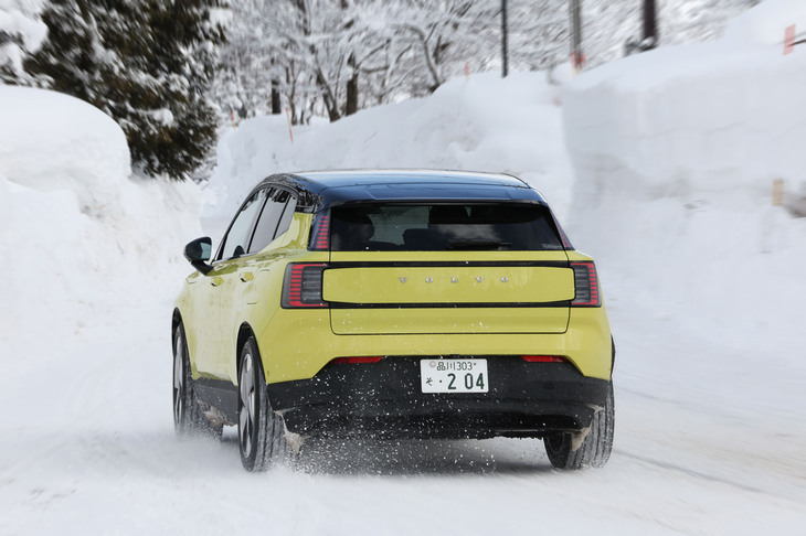 容量69kWhの駆動用バッテリーにより、一充電あたり最大560km（WLTPモード）の走行を可能とする「EX30ウルトラ シングルモーター エクステンデッドレンジ」。低重心が自慢のBEV専用プラットフォームのSEA（サステナブル・エクスペリエンス・アーキテクチャー）により、後輪駆動モデルながら雪上でも安定したハンドリングが味わえた。