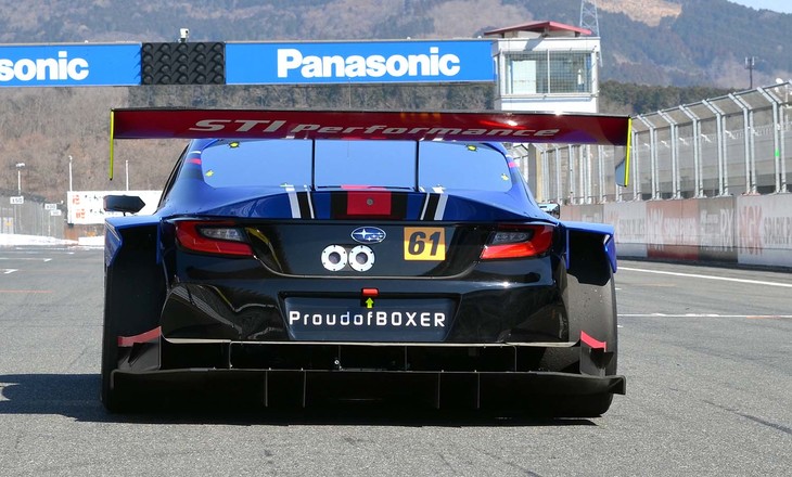 従来型同様、ヘッドランプやテールレンズは市販車と同じパーツを使用。リアフェンダーが短縮されたことで全長が短くなった印象を受けるものの、その全長や全幅などの寸法は従来型とほとんど変わらない。ダックテール部分のラインは市販車の新型「BRZ」と同じで、市販車が狙ったダウンフォースをさらに生かすためのフィンやディフューザーが追加されている。