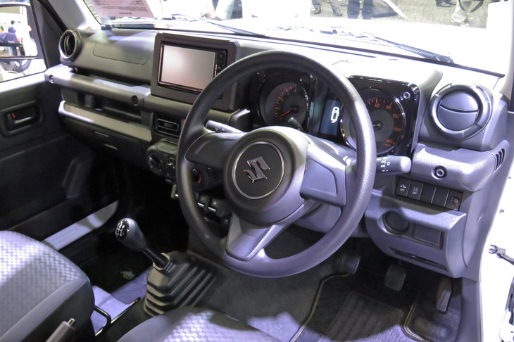 「ジムニーXG」のインストゥルメントパネルまわり。