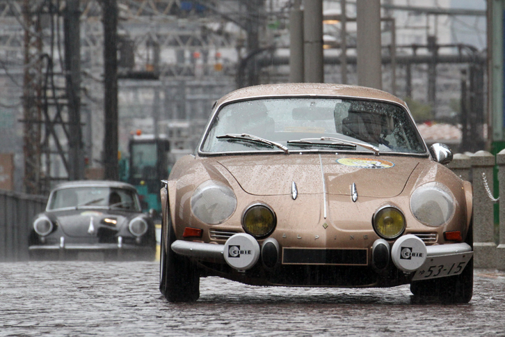 ゴールドとカッパーの中間のような珍しい色合いの1971年「アルピーヌA110 1600S」。