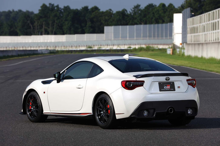 「86“GR”」のボディーサイズは、ノーマル比で全長が＋50mm。全幅は変わらず、全高および最低地上高が10mm低くなっている。写真はプロトタイプ。