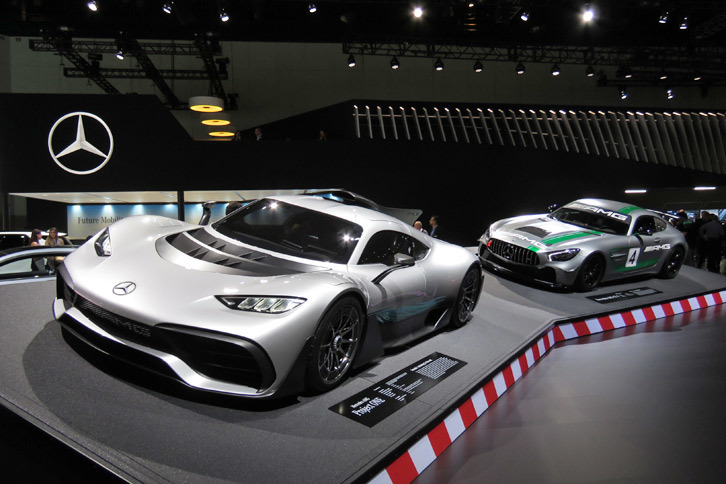 「メルセデスAMG ONE」（手前）と「AMG GT4」（奥）。