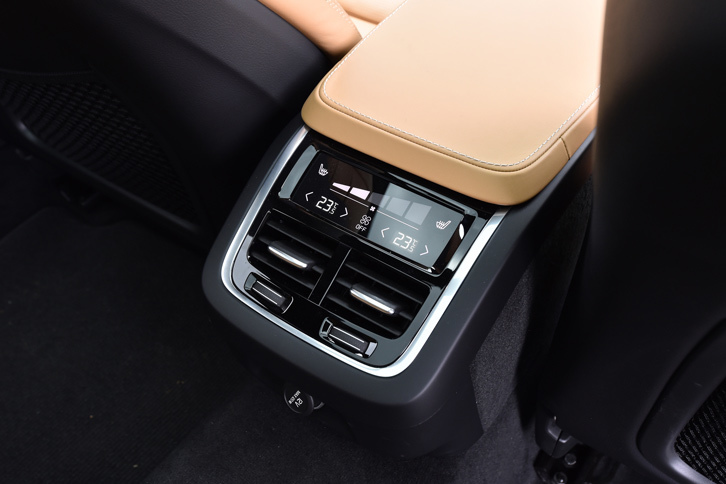 後席用のエアコン送風口と操作パネル。後席でも左右別々に温度設定ができる。