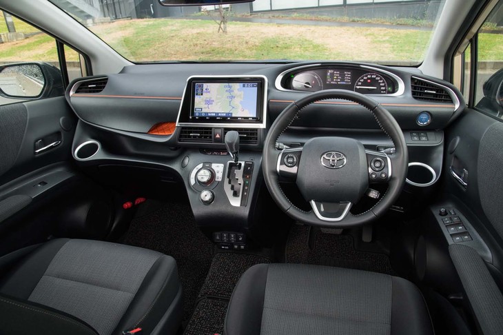 インテリアのデザインは従来モデルと同じ。機能面では、パワースライドドアに予約ロック機能が追加されている。