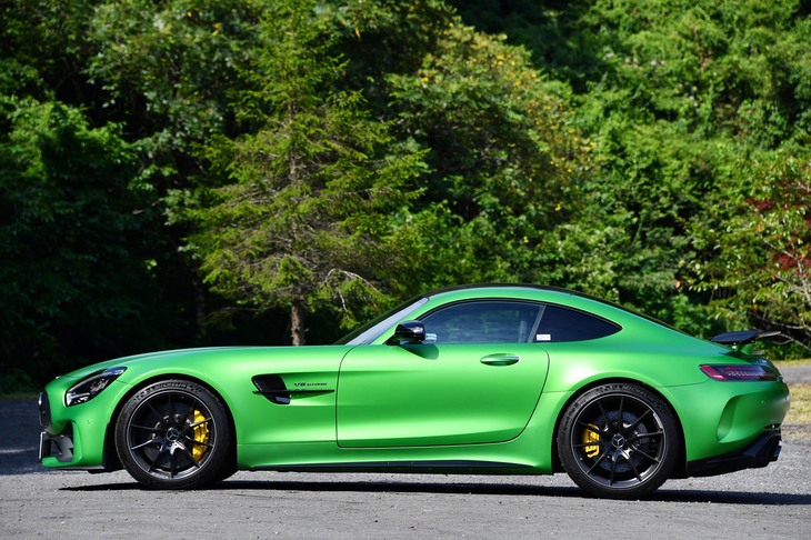 【メルセデスAMG GT Rのスペック】
	ボディーサイズ：全長×全幅×全高＝4550×2005×1285mm／ホイールベース：2630mm／車重：1690kg／駆動方式：FR／エンジン：4リッターV8 DOHC 32バルブ ツインターボ／トランスミッション：7段AT／最高出力：585PS（430kW）/6250rpm／最大トルク：700N・m（71.4 kgf・m）/2100-5500rpm／タイヤ：（前）275/35ZR19 100Y XL／（後）325/30ZR20 106Y XL（ミシュラン・パイロットスポーツ カップ2）／燃費：--km/リッター／価格：2453万円
	
	【取材時の燃費データ】
	テスト距離：287.8km（市街地1：高速道路7：山岳路2）／使用燃料：45.7リッター（ハイオクガソリン）／参考燃費：6.3km/リッター（満タン法）／6.1km/リッター（車載燃費計計測値）
