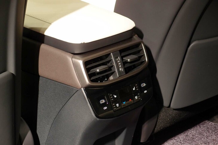 レクサスRX450h＋“バージョンL”（リアのエアコン吹き出し口とシートヒーターなどのスイッチ）
