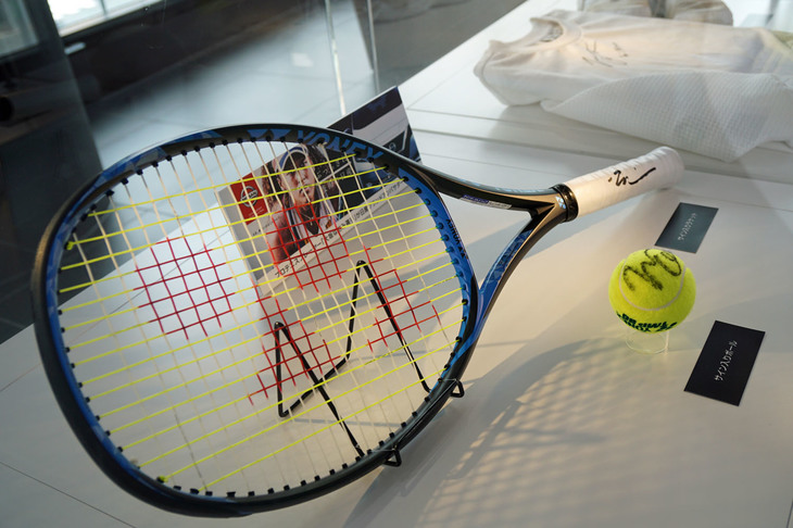 2018年9月に日産のブランド大使に就任した、プロテニスプレーヤー大坂なおみ選手のサイン入りラケット＆ボールも見ることができる。