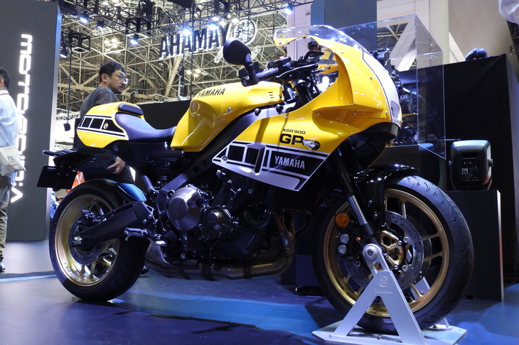 懐かしいストロボカラーの「ヤマハXSR900 GP」。