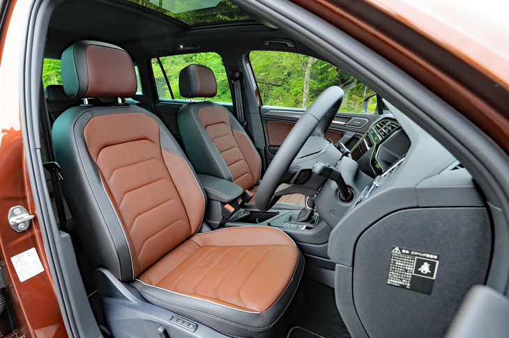 「TSIファーストエディション」には、「ノワゼット／チタンブラック」のツートンカラー専用レザーシートが標準装備される。前席は電動調整およびヒーター機能を内蔵している。