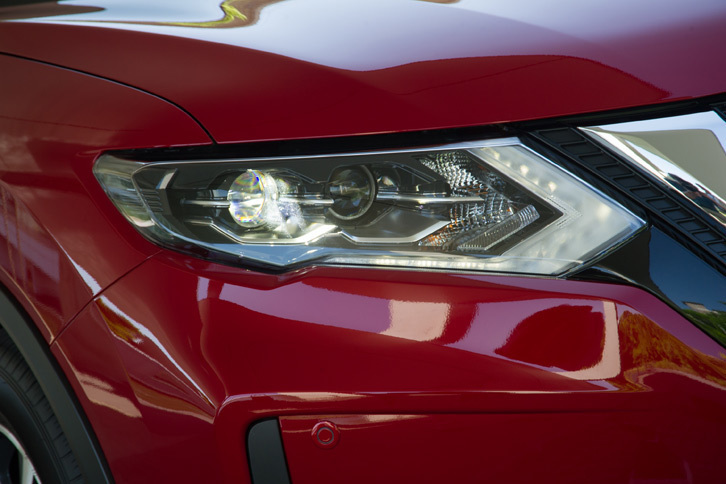 日産エクストレイル20X（ヘッドランプ）