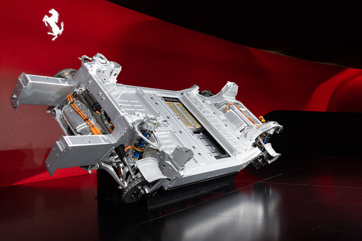 前方から見た「エレットリカ」のベアシャシー。今回はBEVプラットフォームと、そこに搭載されるパワートレインおよび足まわりが披露された。