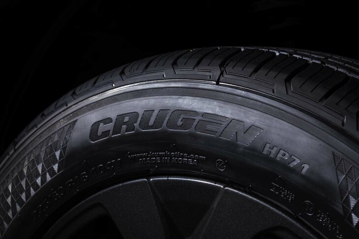「クルーゼンHP71」は上質な室内空間を提供するプレミアムSUV向けタイヤだ。クムホの基準では静粛性と快適性が満点という評価だけに期待が高まる。